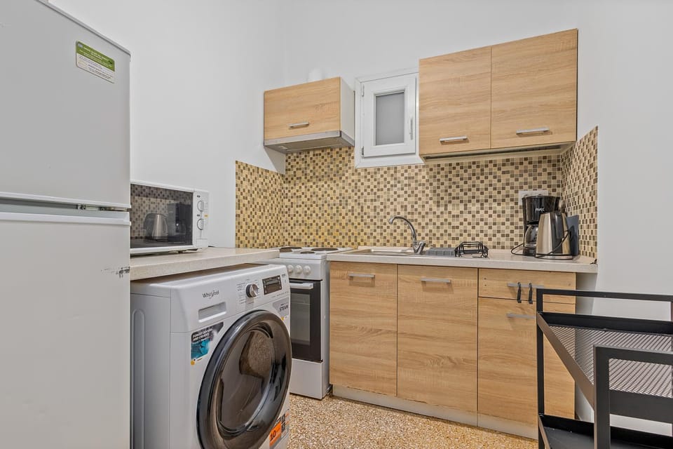 Kitchen or kitchenette, minibar, oven, stove, washing machine