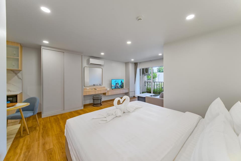 Bed, TV and multimedia, Photo of the whole room, Bedroom, towels, wardrobe