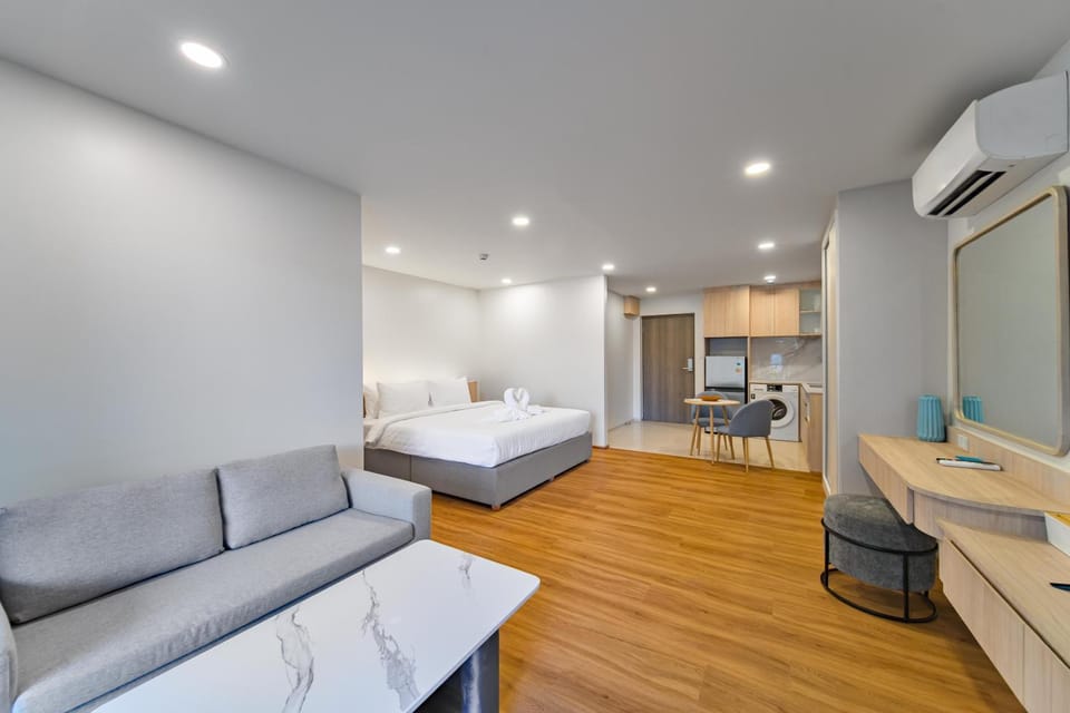 Bed, TV and multimedia, Living room, Photo of the whole room, Seating area, Bedroom, air conditioner