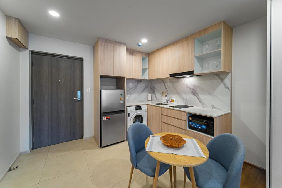 Kitchen or kitchenette, Dining area, stove, toaster, washing machine