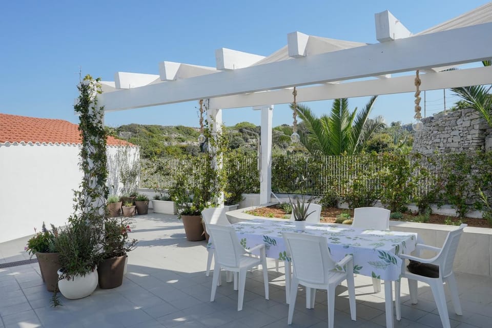 Property building, Balcony/Terrace, Living room