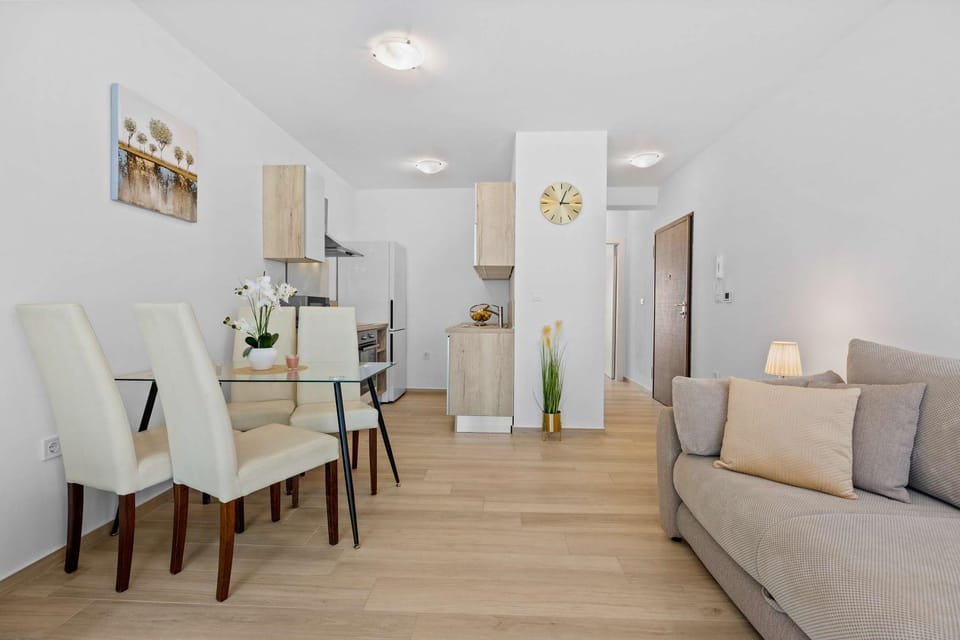 Kitchen or kitchenette, Living room, Seating area, Dining area