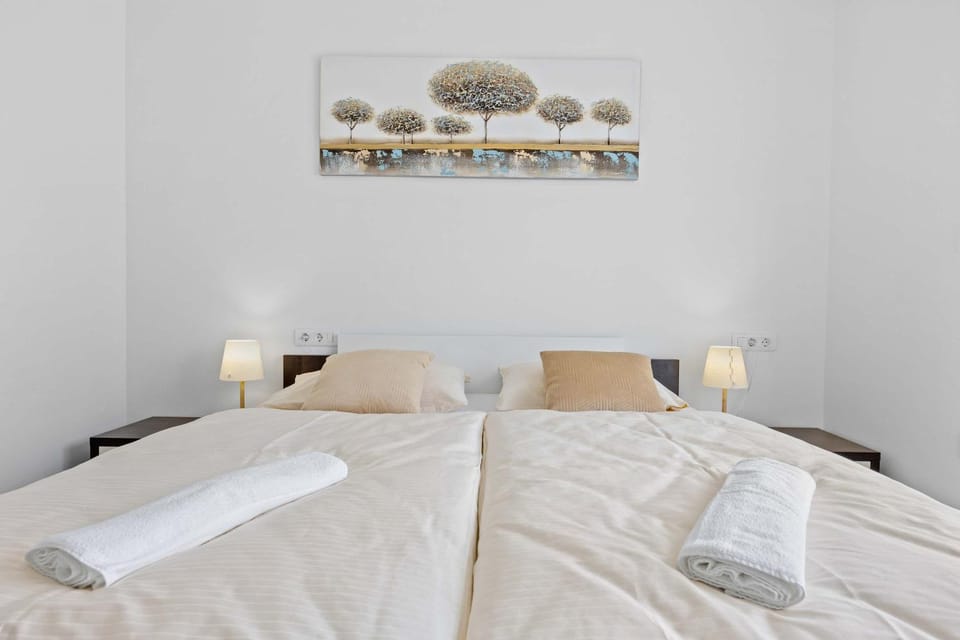 Bed, Photo of the whole room, Bedroom, towels