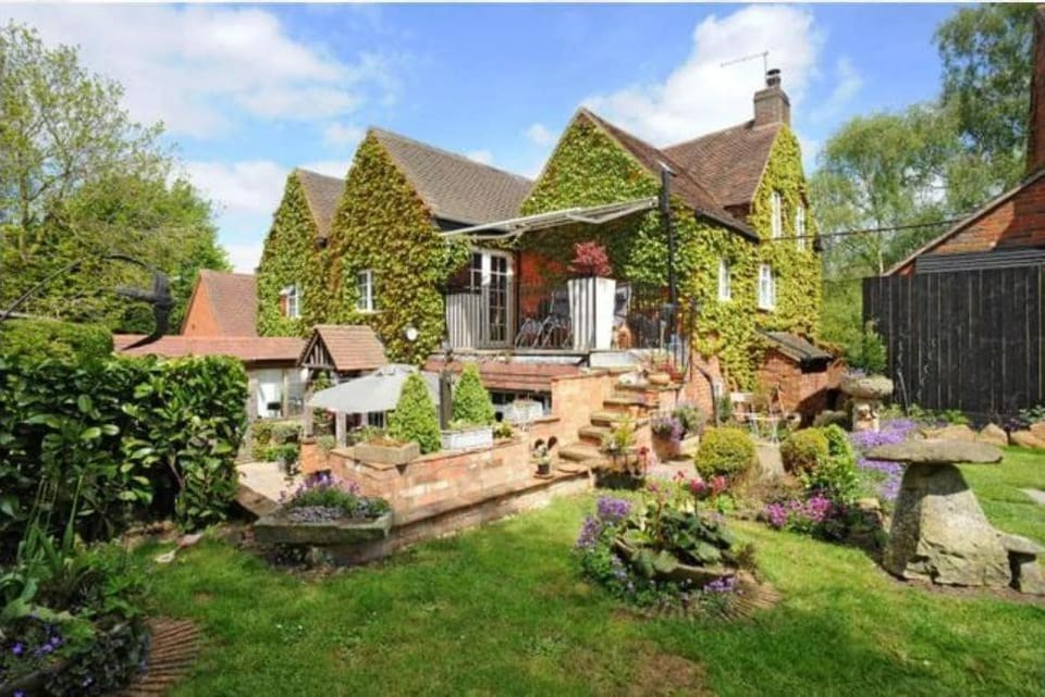 Corner House - Large country house next to marina House in Daventry District