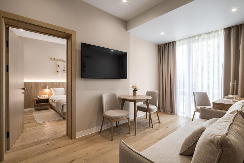 Bed, TV and multimedia, Living room, Seating area, Dining area, Bedroom