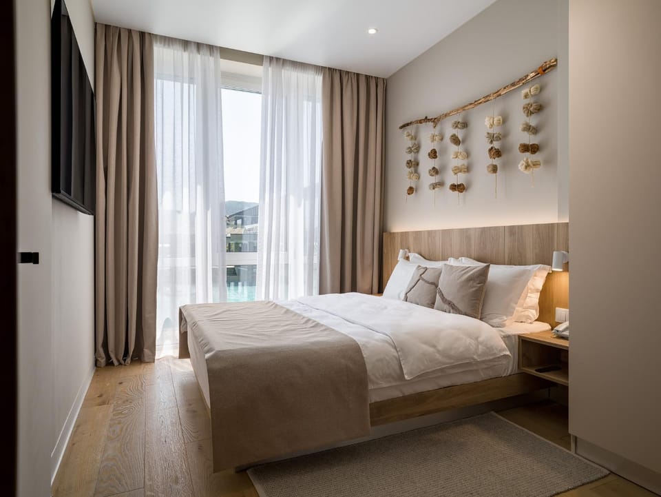 Bed, TV and multimedia, Photo of the whole room