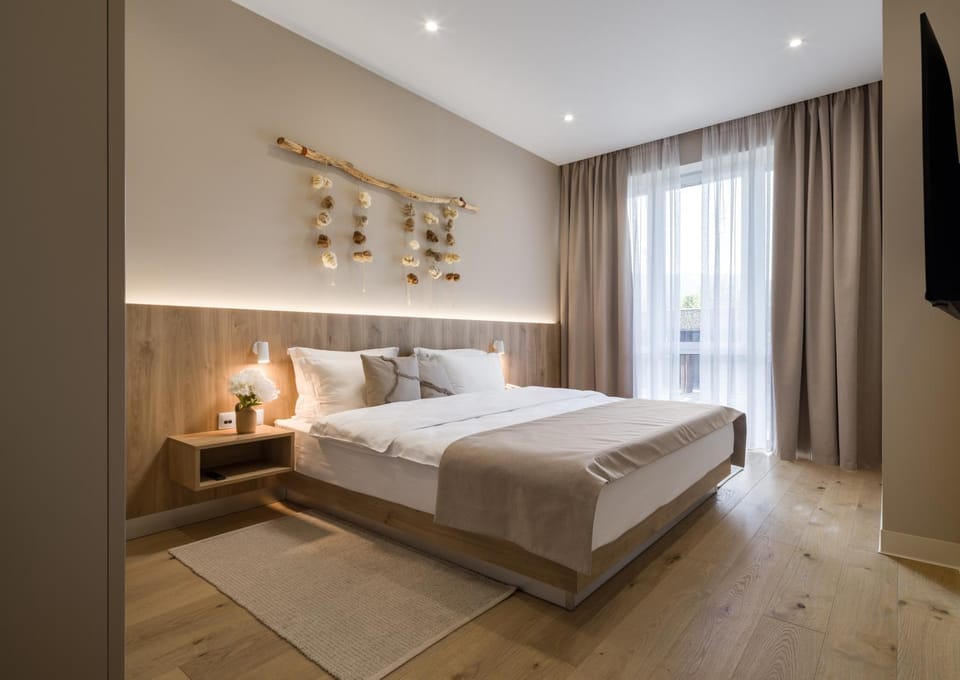 Bed, TV and multimedia, Bedroom