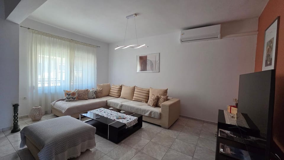TV and multimedia, Living room, Seating area, air conditioner