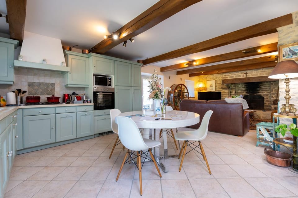 Property building, Kitchen or kitchenette, Living room