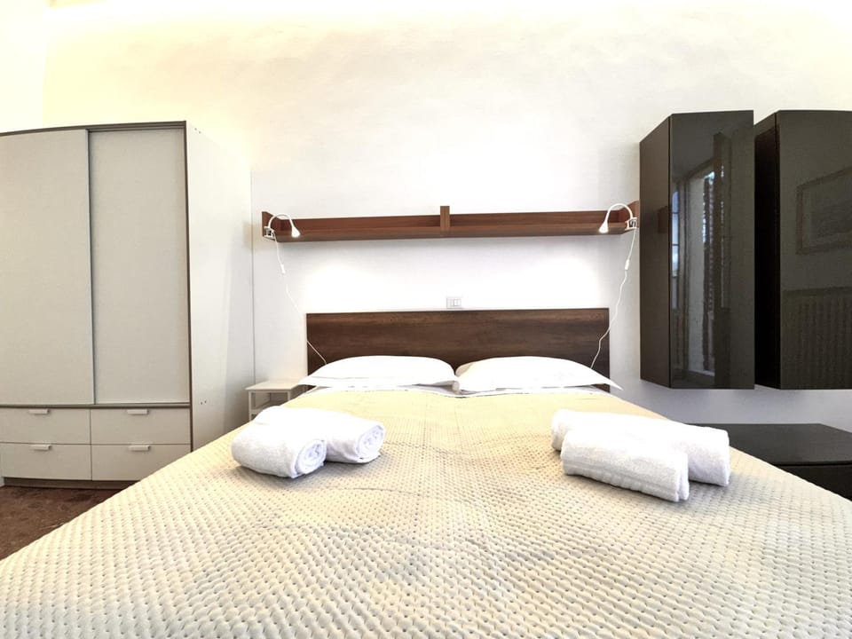 Abbadia Panoramic Terrace Apartment in Siena