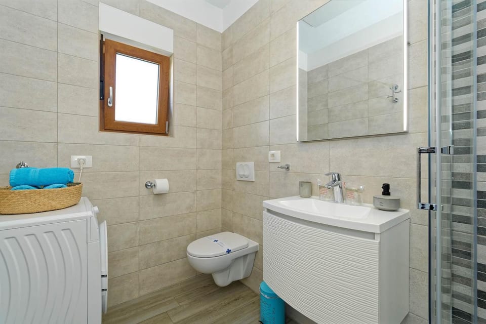 Toilet, Bathroom, towels