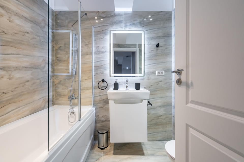 Shower, Toilet, Bathroom, Bath