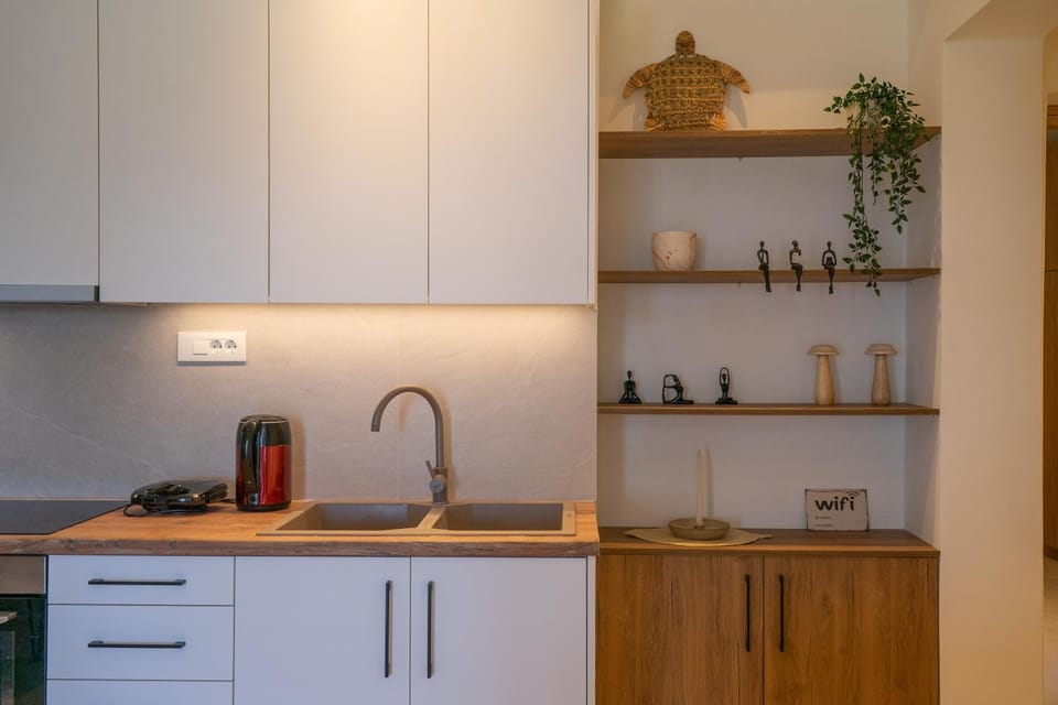 Coffee/tea facilities, Kitchen or kitchenette, stove