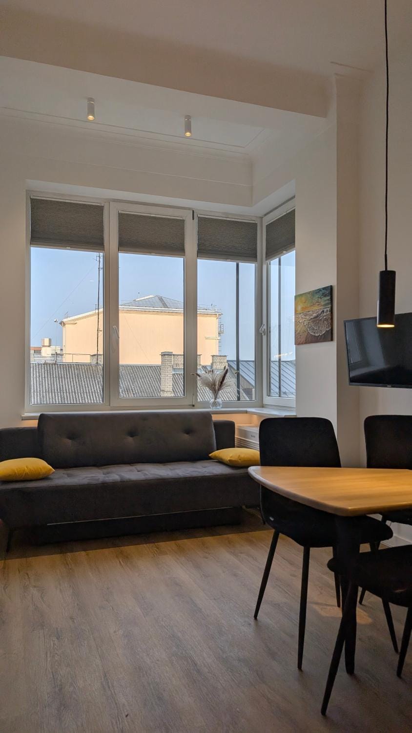 TV and multimedia, Living room, Seating area, Dining area, air conditioner