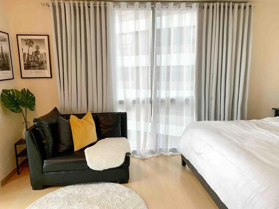 Avant at the Fort King bed Central 5mins to Highstreet BGC Apartment in Makati