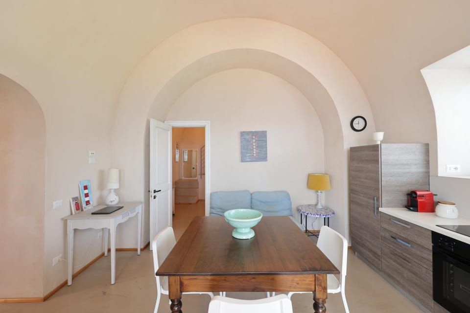 Coffee/tea facilities, Kitchen or kitchenette, Dining area, oven, stove
