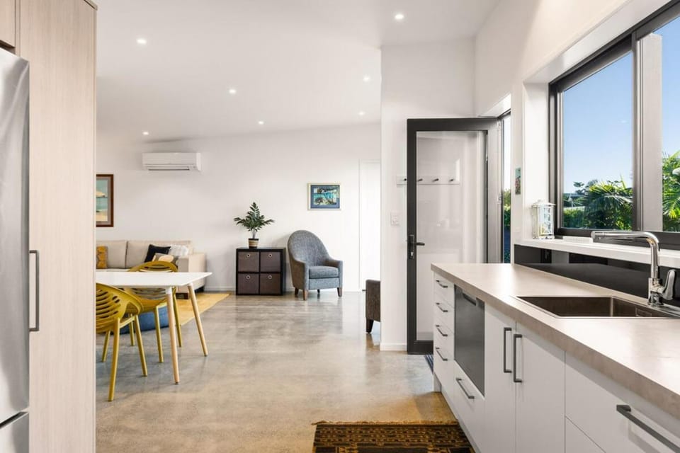 120m to Wainui Beach - Modern Coastal Unit Apartment in Gisborne