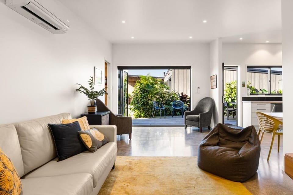 120m to Wainui Beach - Modern Coastal Unit Apartment in Gisborne