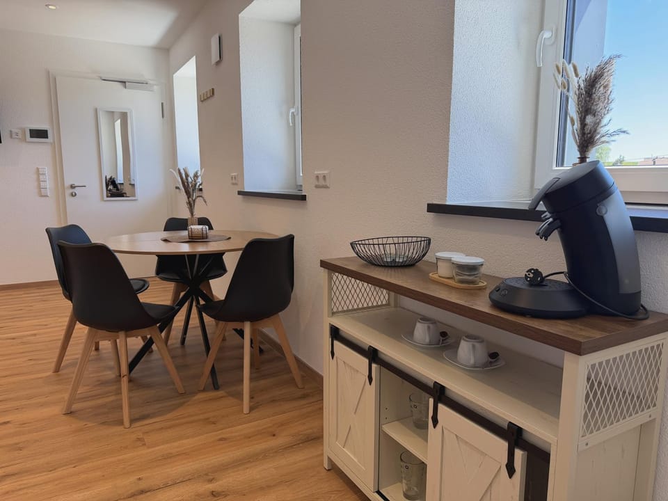 Kitchen or kitchenette, Dining area, stove
