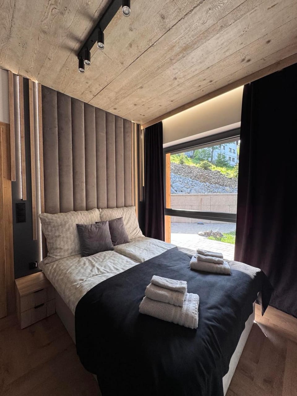Bed, Natural landscape, Photo of the whole room, Bedroom, towels