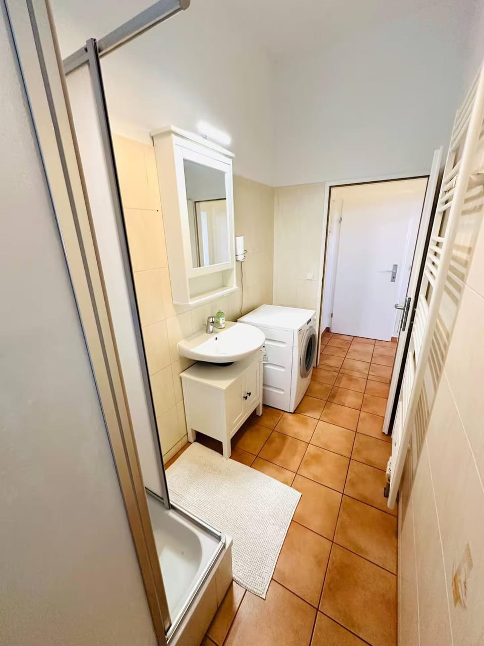 1 Min to Metro I Balcony I 20 Min to Inner City Apartment in Vienna