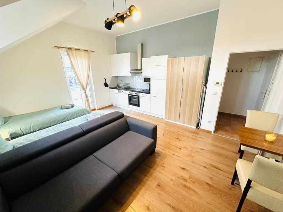 1 Min to Metro I Balcony I 20 Min to Inner City Apartment in Vienna