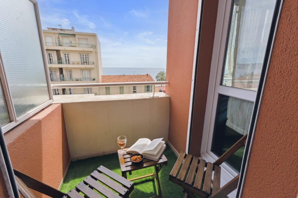 L'Azur - Seaview - AC - Tram - WIFI - Airport Apartment in Nice