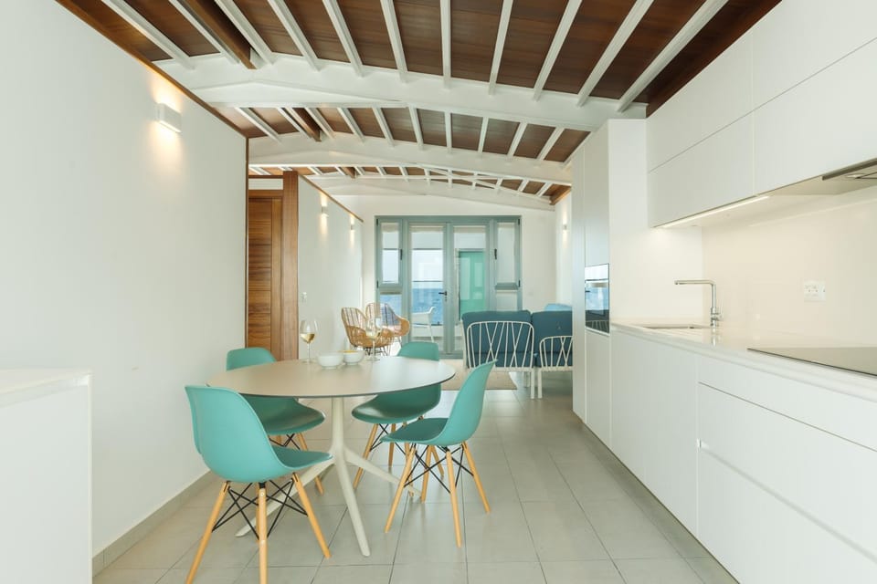 Kitchen or kitchenette, Living room, Seating area, Dining area