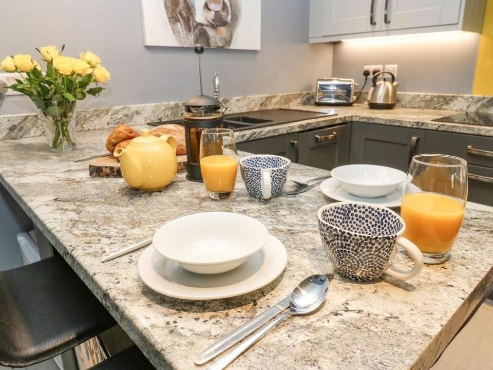 Coffee/tea facilities, Kitchen or kitchenette, microwave, oven, stove, toaster, washing machine
