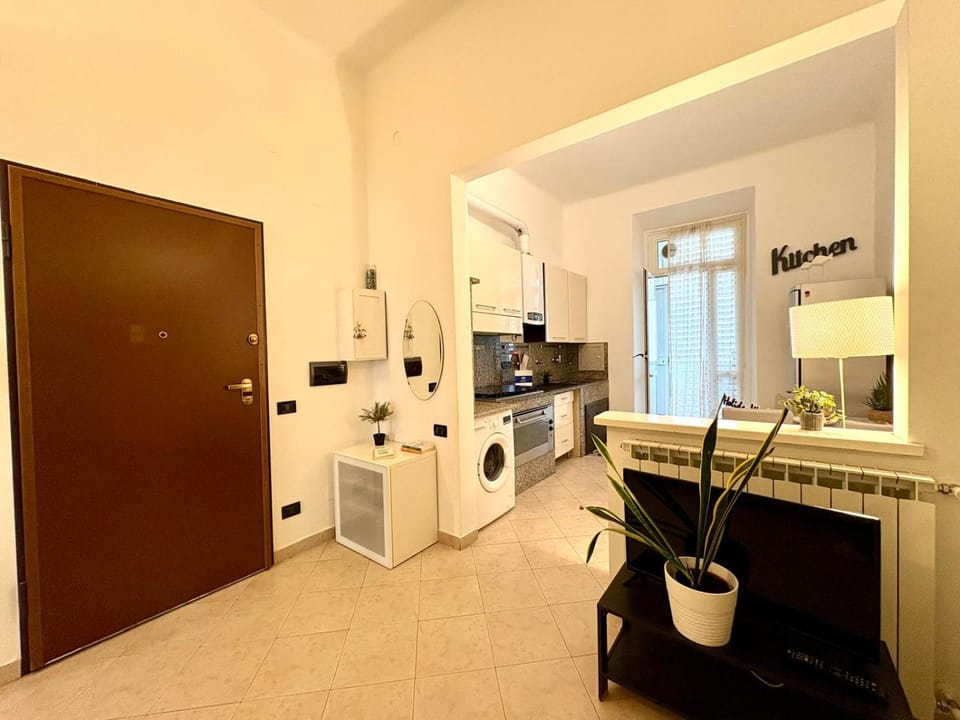 Facade/entrance, TV and multimedia, Kitchen or kitchenette, oven