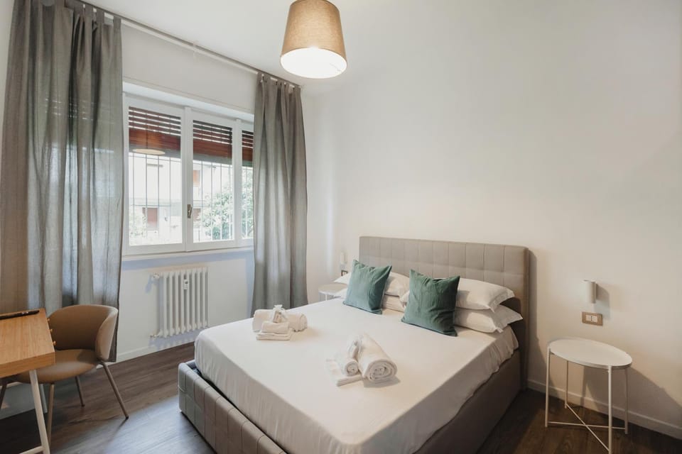 Bed, Photo of the whole room, Seating area, Bedroom, towels