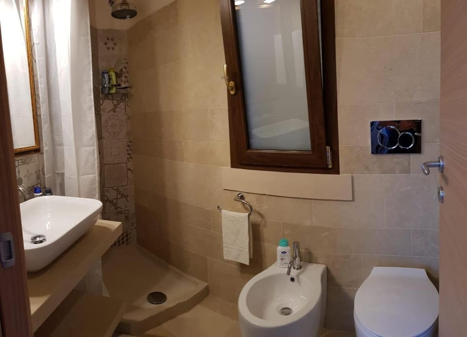 Toilet, bidet