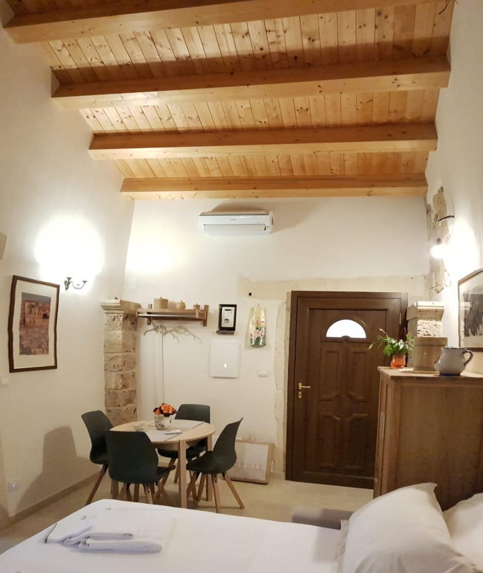 Bed, Living room, Seating area, Dining area, Bedroom, air conditioner