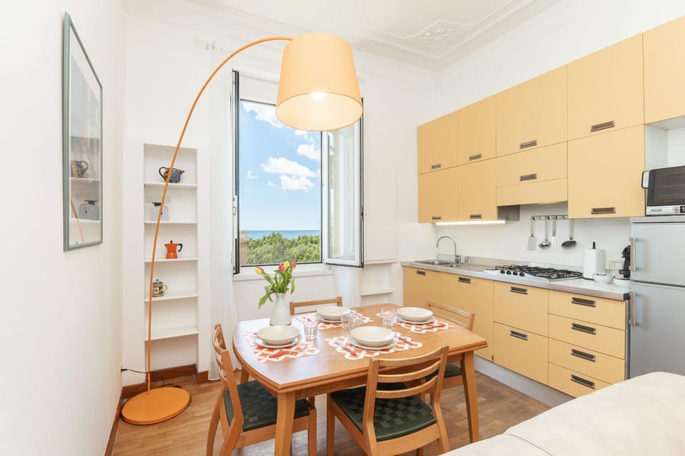 Kitchen or kitchenette, Dining area, oven