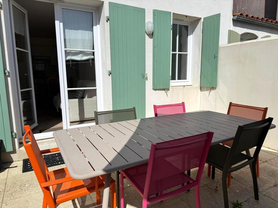 Property building, Patio, Day, furniture
