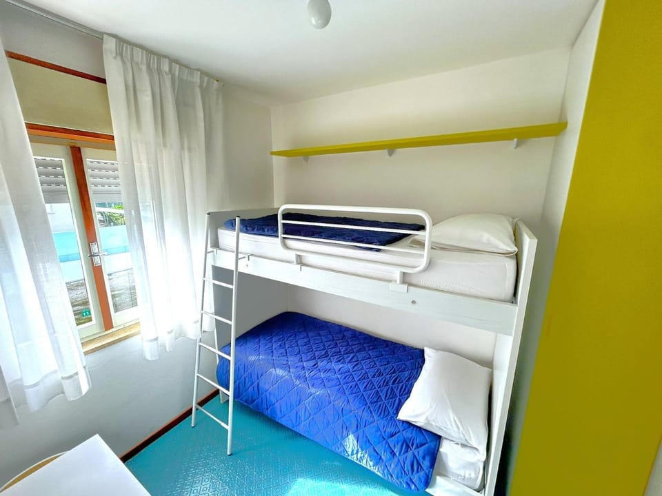 Bedroom, bunk bed