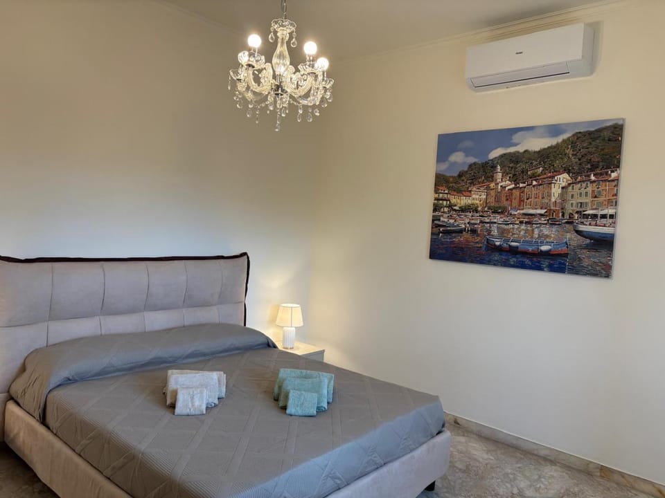 Bed, Photo of the whole room, Seating area, Bedroom, air conditioner