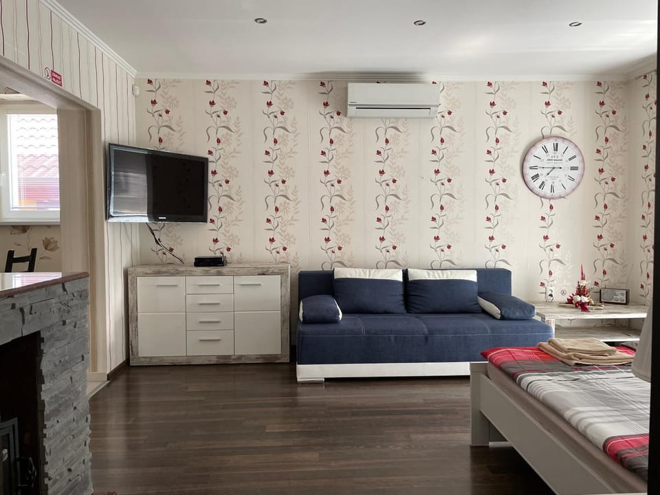 Bed, Living room