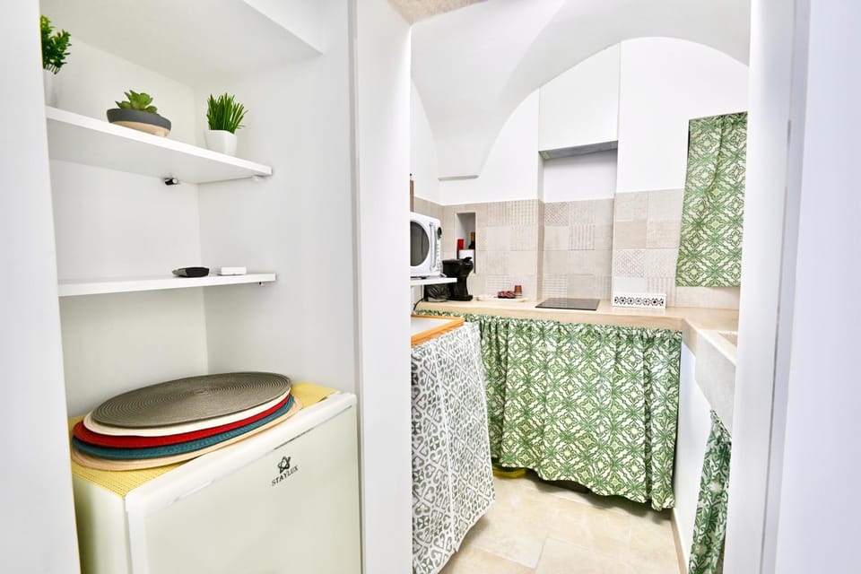 Kitchen or kitchenette, minibar, oven, stove