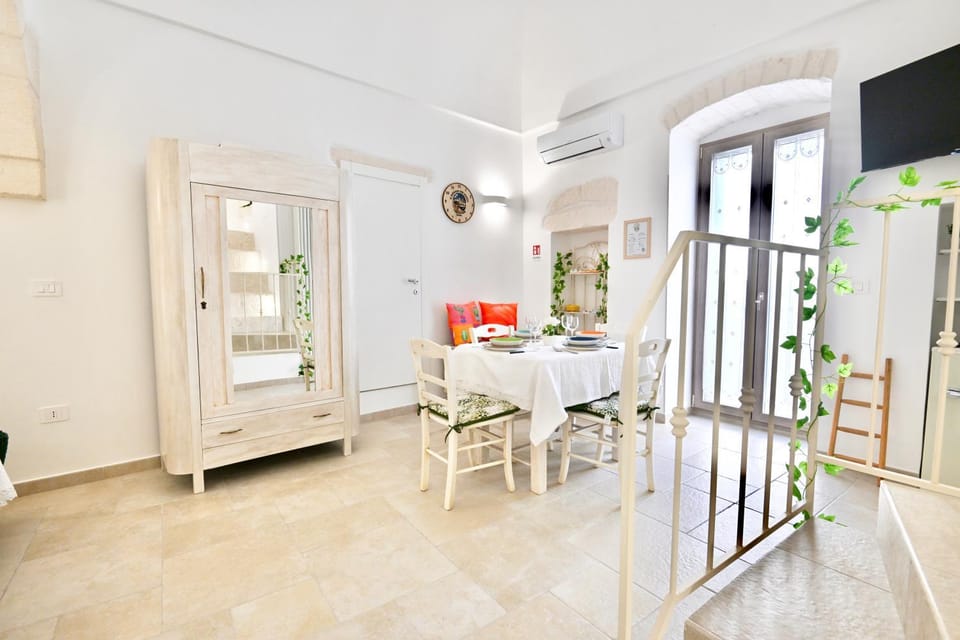 TV and multimedia, Living room, Seating area, Dining area, air conditioner