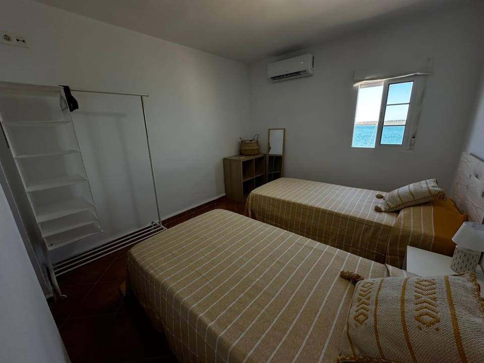 Bed, Photo of the whole room, Bedroom, air conditioner