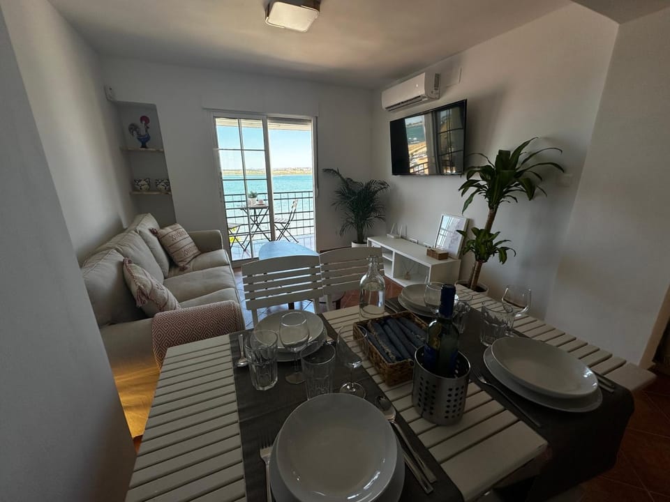 TV and multimedia, Living room, Seating area, Dining area