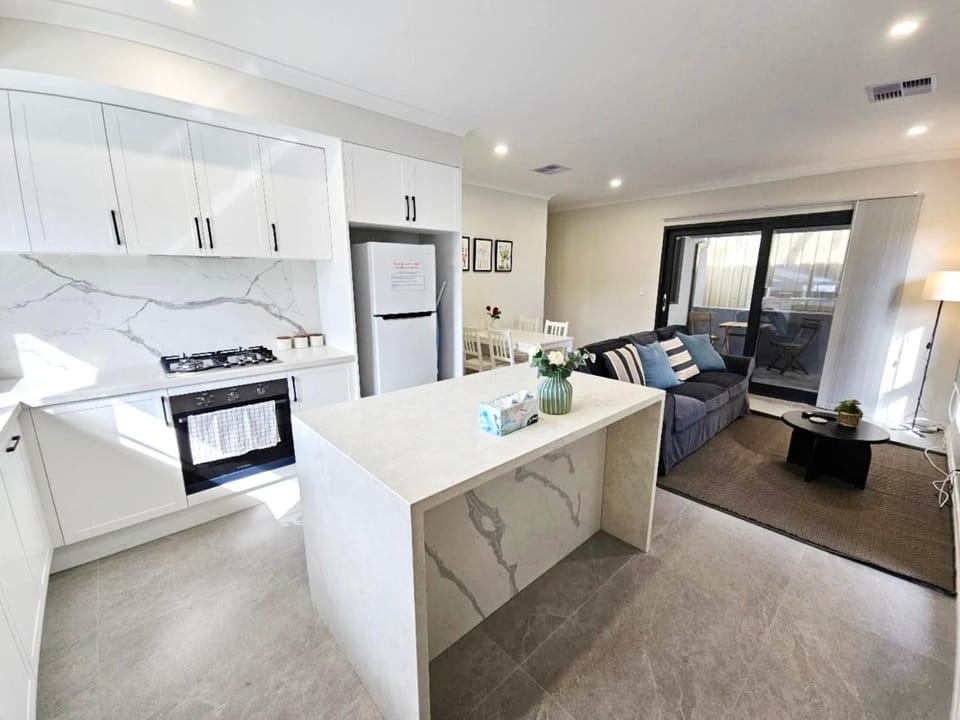 Kitchen or kitchenette, Seating area, stove