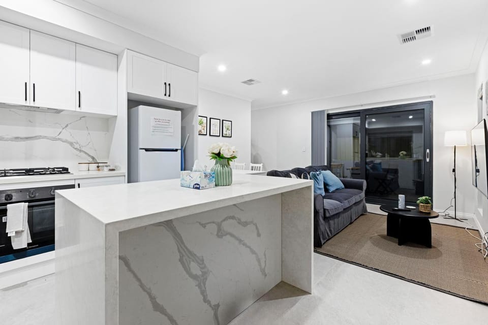 Kitchen or kitchenette, Seating area, stove