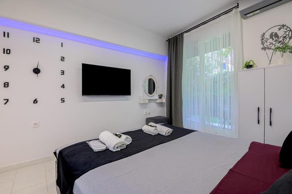 Bed, TV and multimedia, Photo of the whole room, Bedroom, towels, wardrobe