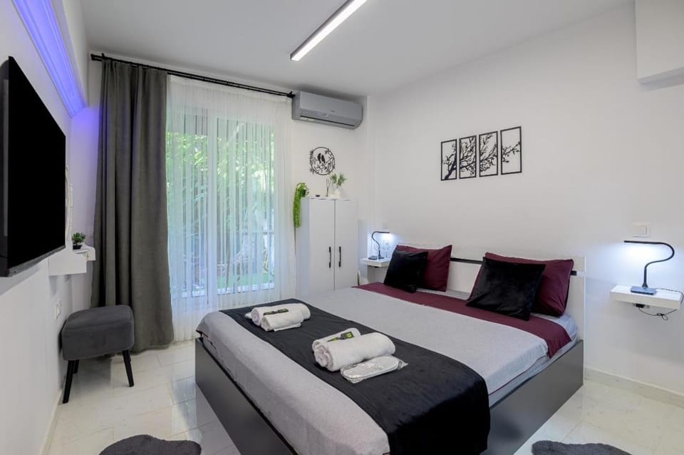 Bed, TV and multimedia, Photo of the whole room, internet, towels, air conditioner