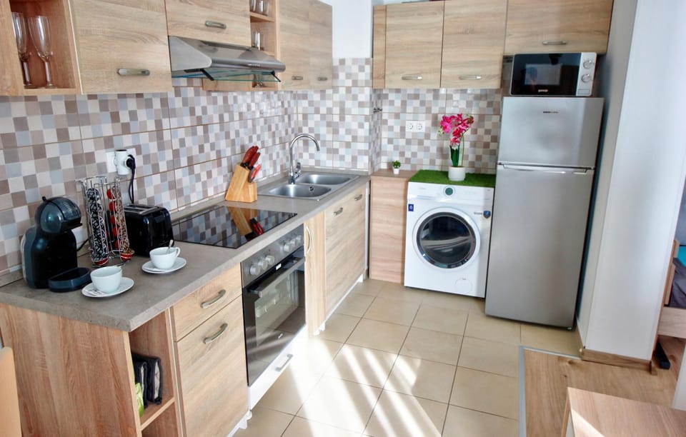 Coffee/tea facilities, Kitchen or kitchenette, oven, stove, toaster, washing machine