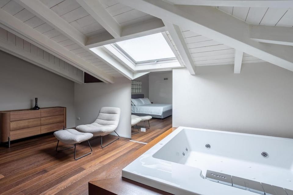 Hot Tub, Photo of the whole room, Bedroom, Bath