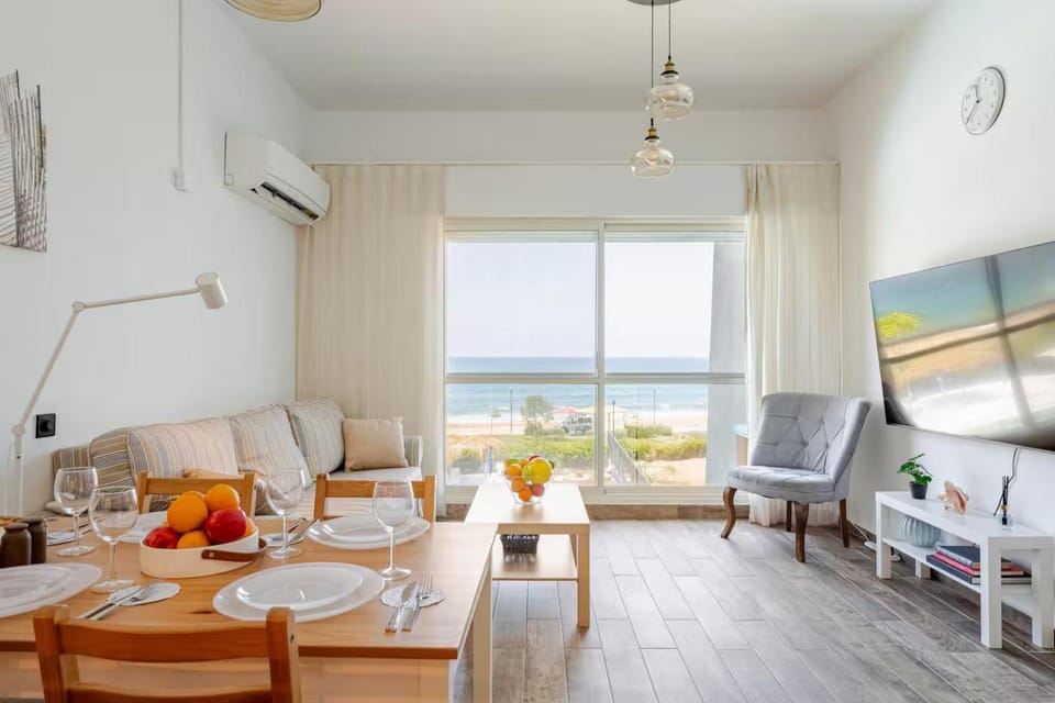 Communal lounge/ TV room, TV and multimedia, Seating area, Dining area, Sea view