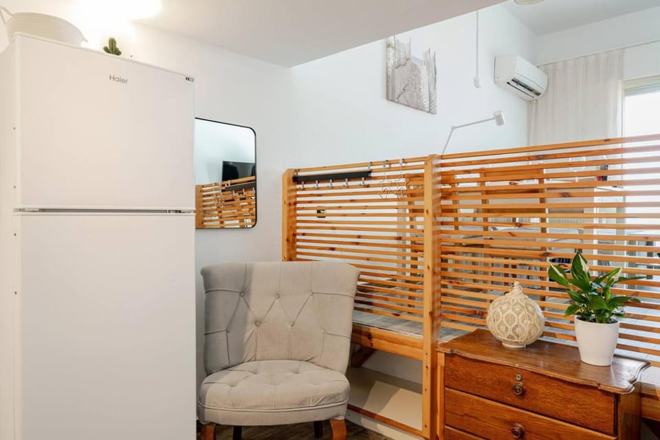 Kitchen or kitchenette, Living room, Seating area, air conditioner